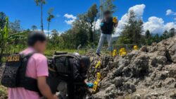 Identifikasi Satreskrim Polres Jayawijaya Olah TKP Gangguan Tembakan di Polsek Asologaima, Satgas Operasi Damai Cartenz Berikan Dukungan Pengamanan