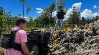 Identifikasi Satreskrim Polres Jayawijaya Olah TKP Gangguan Tembakan di Polsek Asologaima, Satgas Operasi Damai Cartenz Berikan Dukungan Pengamanan