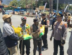 Meringankan Beban Masyarakat Dampak Kekeringan, Polres Jayawijaya Melalui Polsek Wamena kota Membagikan Sembako