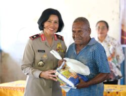 Bakti Sosial Hari Jadi Polwan ke-78, Polda Papua Barat Salurkan 200 Paket Sembako kepada Warga Kampung Aipiri Susweni