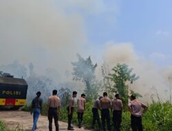 Kebakaran Lahan Kosong di Jalan Bintuni–Manimeri, Tim Karhutla Polres Teluk Bintuni Bergerak Cepat Padamkan Api