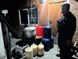 Sat Resnarkoba Polres Jayawijaya Razia Tempat Produksi Miras, Amankan 200 Liter Ballo di Jalan Pattimura