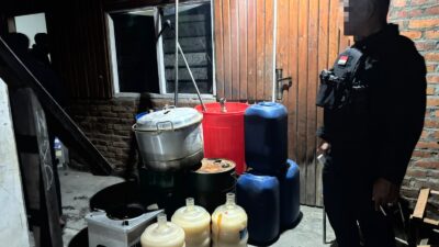 Sat Resnarkoba Polres Jayawijaya Razia Tempat Produksi Miras, Amankan 200 Liter Ballo di Jalan Pattimura