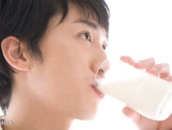 Minum Susu Pagi vs Malam, Mana yang Lebih Sehat?