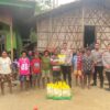 Kapolres Teluk Bintuni Salurkan Bantuan Sembako dan Perlengkapan Sekolah kepada Warga Moskona Utara Jauh