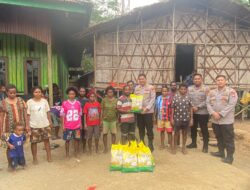 Kapolres Teluk Bintuni Salurkan Bantuan Sembako dan Perlengkapan Sekolah kepada Warga Moskona Utara Jauh