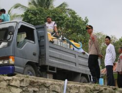 Di Tengah Kekeringan, Polres Fakfak Hadir Bawa 13.200 Liter Air Bersih untuk Gereja dan Pesantren