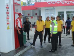 ‎Kapolda Papua Barat Tinjau Antrean BBM di SPBU Sowi 4 Manokwari, Pastikan Pelayanan Berjalan Tertib