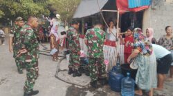 Ringankan Beban Warga Hadapi Kemarau Panjang Akibat Fenomena El Nino, Kodim 1310/Bitung Distribusikan 5.000 Liter Air Bersih untuk 37 KK Terdampak di Likupang Timur