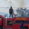 Polsek Kawasan Bandara Wamena Bersama Damkar Padamkan Kebakaran Lahan di Wouma