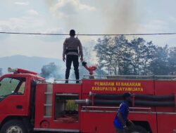 Polsek Kawasan Bandara Wamena Bersama Damkar Padamkan Kebakaran Lahan di Wouma